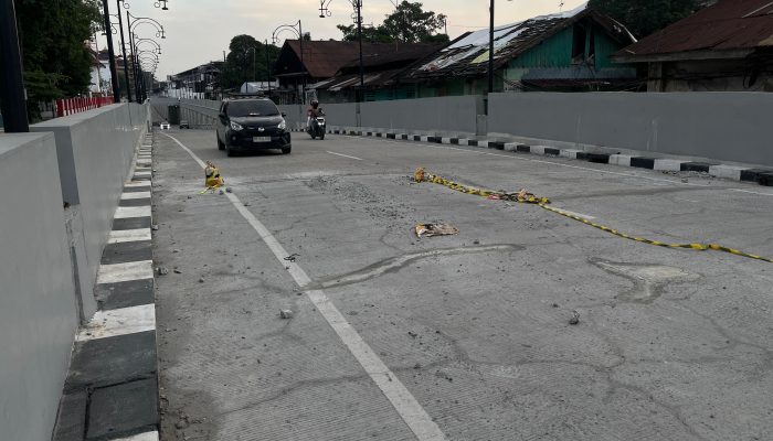 Sisa Pekerjaan Berserak dan Amburadul di Jalan Underpass HM Yamin – Gaharu