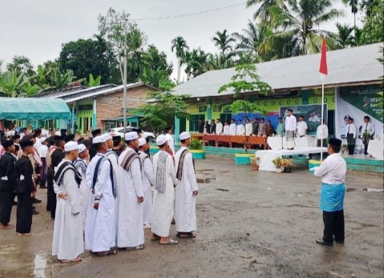 ‎Gerimis Tak Surutkan Semangat Santri Tebing Tinggi dalam Apel Hari Santri 2025