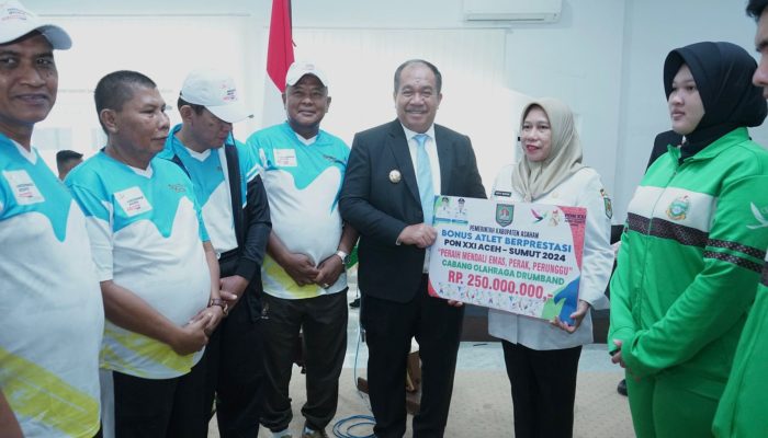 Bupati Asahan Serahkan Penghargaan Kepada Atlet Dan Pelatih Berprestasi Di PON Aceh-Sumut 2024