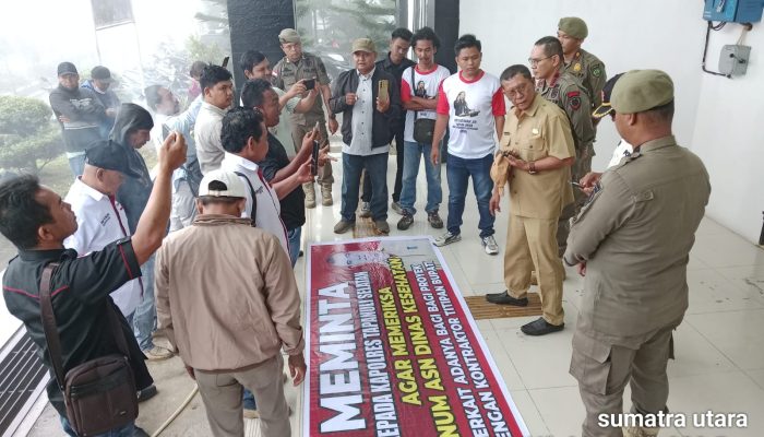 Pengunjuk Rasa Tuntut Sekretaris Dinas Kesehatan Tapsel Dicopot