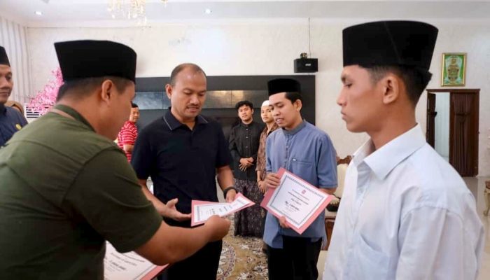 Wali Kota Tanjungbalai Serahkan Voucher Beasiswa untuk 9 Mahasiswa Kuliah di Universitas Al-Azhar Mesir