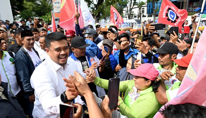 Temui Massa Aksi di Depan Kantor Gubernur, Bobby Nasution Dukung Tuntutan Buruh: “Daripada Masuk ke Kantong Nggak Jelas, Lebih Baik untuk Naikkan Upah”
