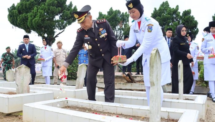 ‎Kapolres Tebing Tinggi AKBP Simon Paulus Sinulingga Pimpin Upacara Ziarah Hari Pahlawan 2025  ‎