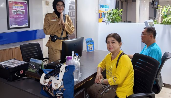 Peringati Hari Pahlawan, Frontliner KAI Sumut Kenakan Kostum Pejuang dan Bagikan Hadiah Kejutan untuk Pelanggan