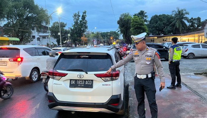 Kanit Turjawali Satlantas Polrestabes Medan Urai Kemacetan di Jalan Perintis Kemerdekaan