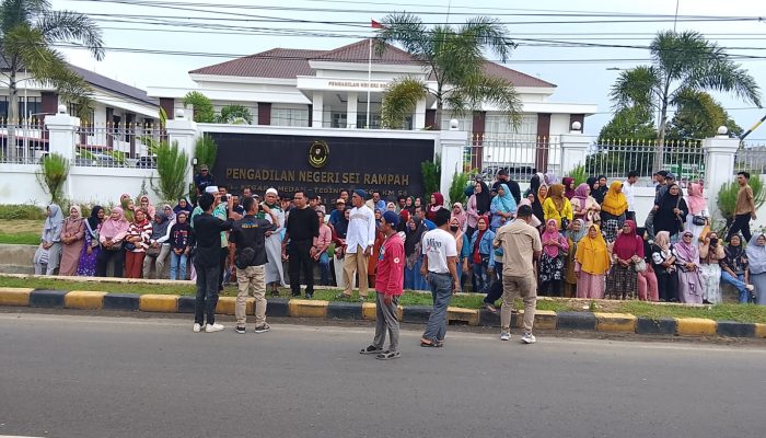 Ratusan Warga Geruduk PN Sergai:Bebaskan Ustaz yang Dikriminalisasi