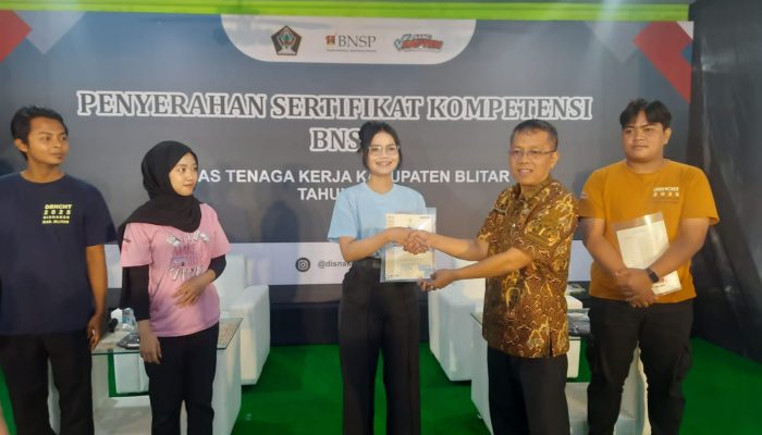 Disnakertrans Kabupaten Blitar Serahkan Sertifikat BNSP kepada 166 Peserta Pelatihan
