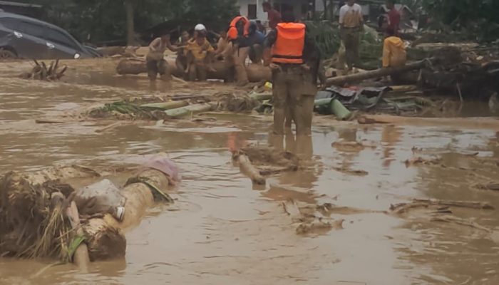 Koramil 01/BT Bantu Evakuasi Warga Terdampak Banjir di Batangtoru, Tapanuli Selatan
