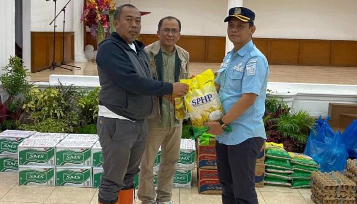 Tengah Banjir, Kepala Dinas Perhubungan Kota Padang Ances Kurniawan Hadir Memberi Harapan