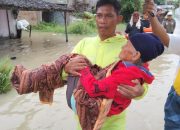 Aksi Heroik Bhabinkamtibmas di Tengah Banjir Sergai