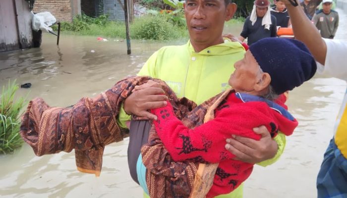 Aksi Heroik Bhabinkamtibmas di Tengah Banjir Sergai