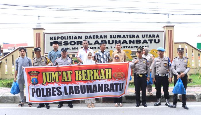Jumat Berkah, Polres Labuhanbatu Berbagi Makanan untuk Pengemudi Betor dan Sopir