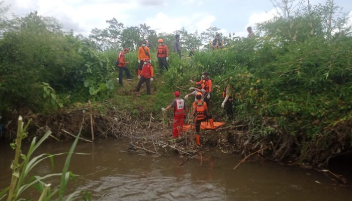 Penemuan Jenazah Anak di Sungai Rejomulyo: Tim Gabungan Bergerak Cepat Lakukan Evakuasi