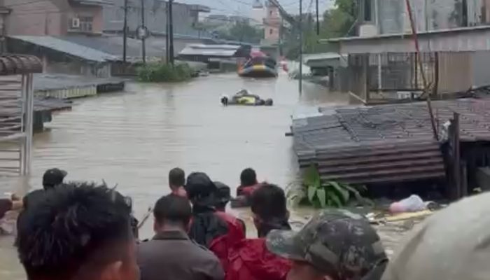 Ditsamapta Polda Sumut Terjunkan 58 Personel Evakuasi Warga Terdampak Banjir di Medan