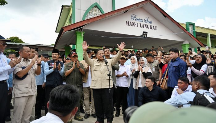 Prabowo Tinjau Pengungsian Langkat, Janji Pantau Pemulihan Bencana Sumut
