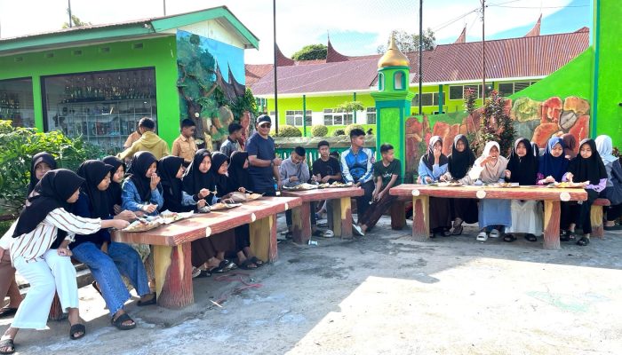 MTsN 2 Bukittinggi Hadir di Tengah Duka: 70 Siswa Terdampak Bencana Mendapat Dukungan Penuh