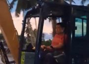 Kasat Reskrim Polres Solok Kota Turun Tangan Bersihkan Akses Pascabanjir