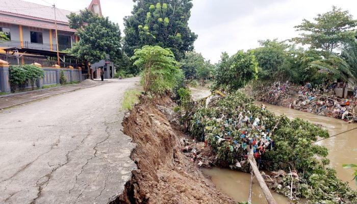 Jalan Inspeksi Nyaris Putus, El Barino Mendesak Pemko dan BBWS Turun Tangan