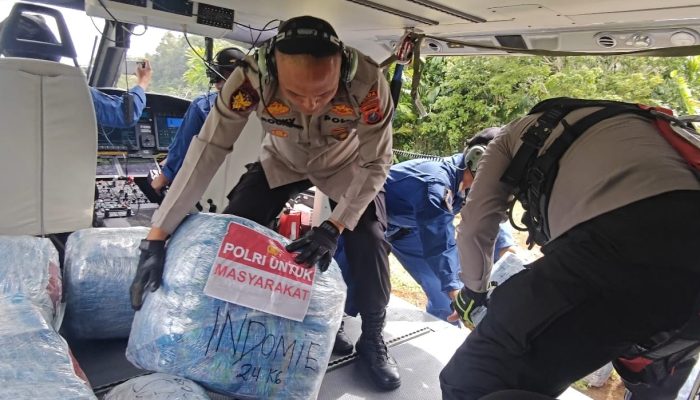 Polda Sumut Kirim Bantuan Lewat Helikopter ke Daerah Terisolir di Tapanuli Tengah