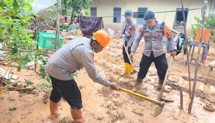 Brimob Polda Sumut Bersihkan Material Longsor di Adiankoting