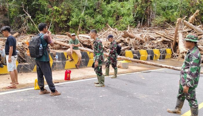 Tapanuli Tengah Terisolasi Akibat Longsor, TNI Turun Tangan