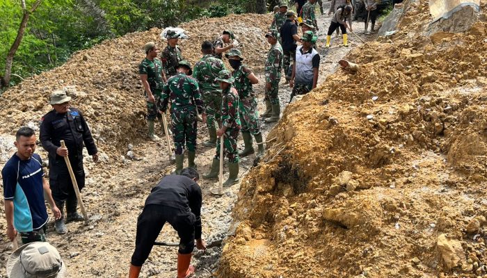 Jalan Kampung Baru Sipirok Kembali Dibuka, Respons Cepat Brimob Selamatkan Mobilitas Warga