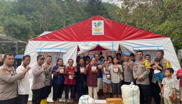 Polres Sibolga Bagikan Bansos untuk Korban Banjir dan Longsor