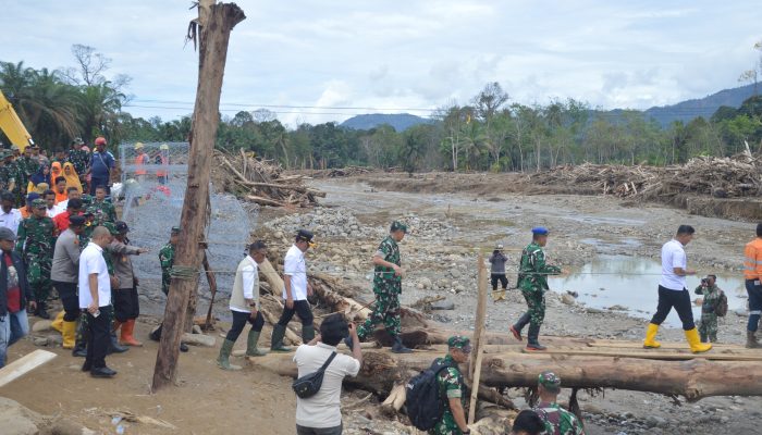 Pangdam I/BB Beserta Rombongan Kunjungi Lokasi Bencana dan Peninjauan Jalan Terputus di Tapanuli Selatan