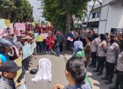 Aksi Hakordia di Blitar Raya, AMPERA Bawa Keranda Simbol “Matinya” Penindakan Korupsi Agraria