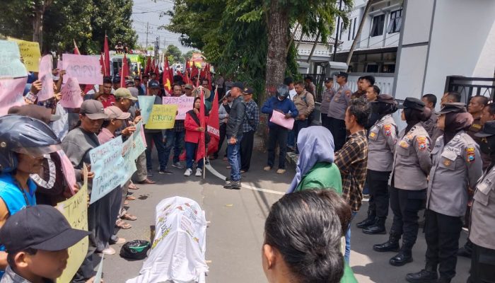Aksi Hakordia di Blitar Raya, AMPERA Bawa Keranda Simbol “Matinya” Penindakan Korupsi Agraria