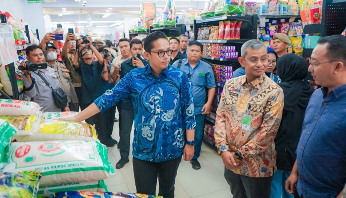 Rico Waas Temukan Produk Kadaluwarsa Saat Sidak Pasar di Medan