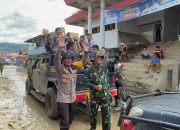 Brimob Sumut Bagikan Susu Dari Presiden di Pasar Huta Godang