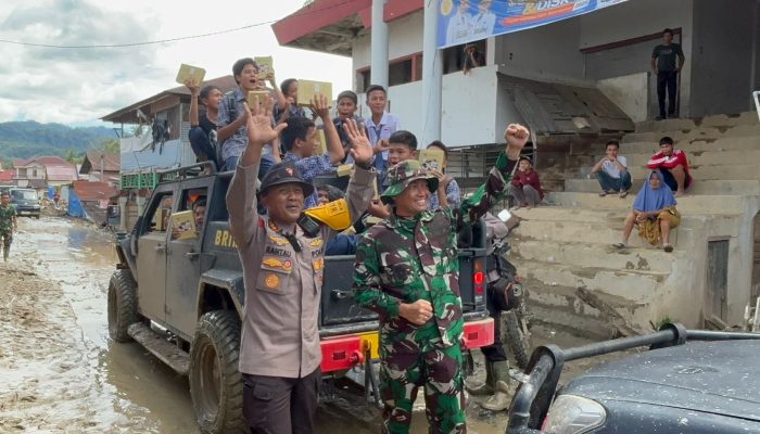 Brimob Sumut Bagikan Susu Dari Presiden di Pasar Huta Godang