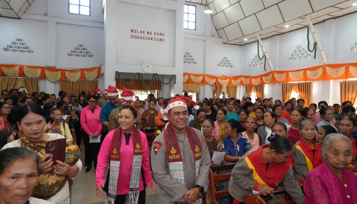 Kapolda Sumut Rayakan Natal Bersama Korban Banjir dan Longsor di Humbahas