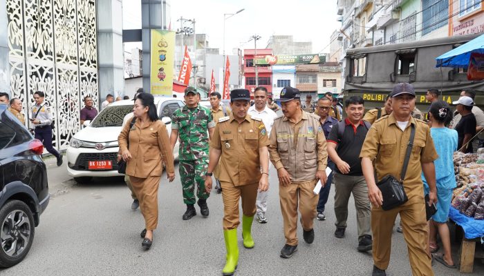 ‎Wali Kota Iman Irdian Sidak Proyek Revitalisasi, Target Pedagang Masuk 1 Januari 2026  ‎