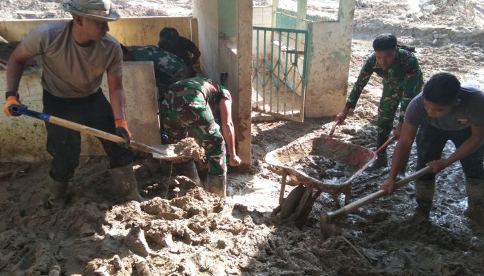 Satgas Gulbencal Kodim 0212/TS Bersama TNI-Polri Laksanakan Pembersihan Pascabanjir di Batangtoru