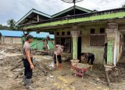 Brimob Polda Sumut Bantu Bersihkan Rumah Warga Pascabanjir Batang Toru