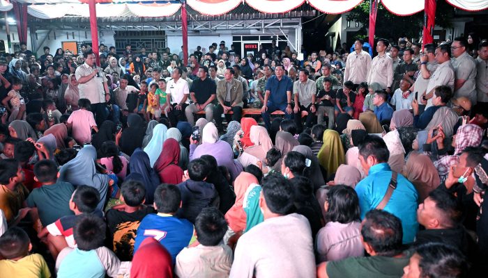 Malam Tahun Baru Tanpa Kembang Api, Bobby Dampingi Prabowo Temui Pengungsi Batuhula