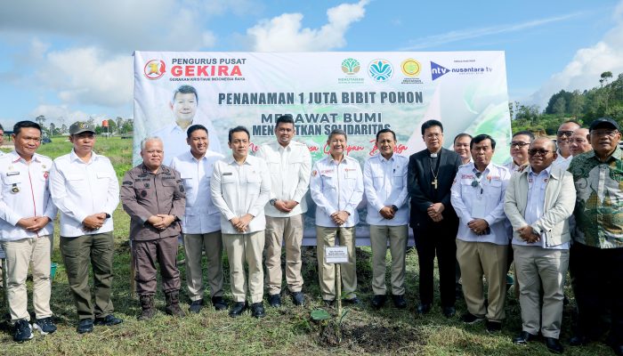 Gubsu dan Utusan Khusus Presiden Tanam Sejuta Pohon di Tapanuli Utara