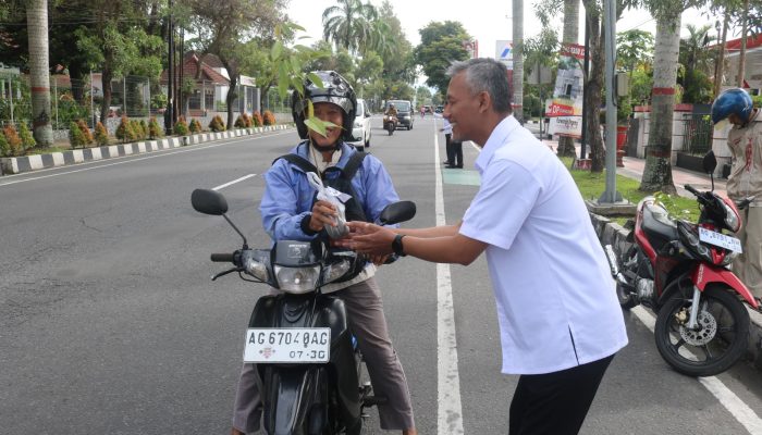Perhutani Blitar Bagikan Ratusan Bibit Pohon, Gaungkan Gerakan Hijaukan Negeri Pulihkan Bumi