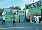 Brimob Antar Anak Sekolah Korban Banjir Bandang Batang Toru