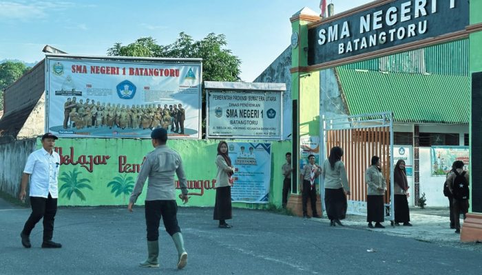 Brimob Antar Anak Sekolah Korban Banjir Bandang Batang Toru