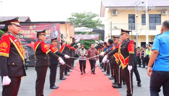 Pisah Sambut Kapolres Tebing Tinggi Berlangsung Lancar, Diwarnai Kalung Bunga dan Pedang Pora