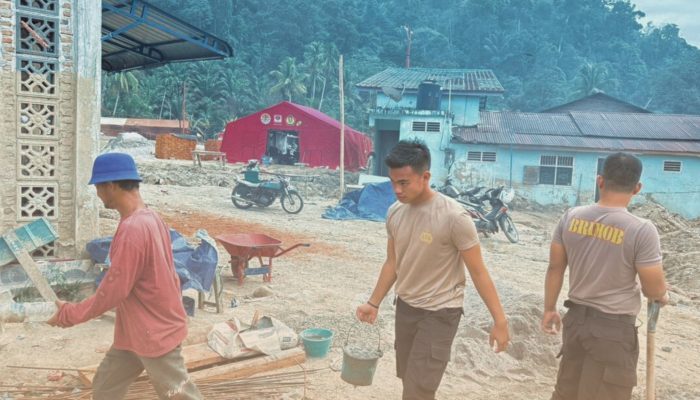 Brimob Bantu Pemulihan Rumah dan Fasilitas Ibadah di Batang Toru
