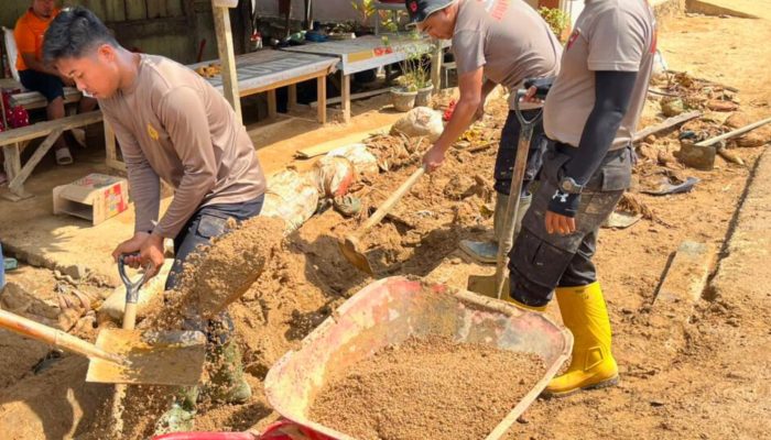 Brimob Bantu Pemulihan Lingkungan dan Air Bersih di Tapanuli Tengah