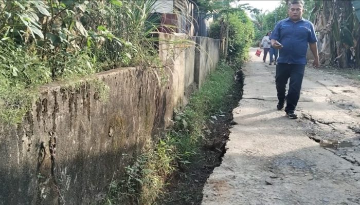 Kecewa Anak Tak Diterima Kerja, Seorang Warga di Deli Serdang Rusak Jalan Antar Desa