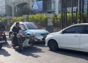 Lawan Arah, Mobil Suzuki X-Over Kena Hadang Daihatsu Ayla di Glugur