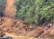 Brimob Evakuasi 45 Warga Terisolasi Banjir di Tapanuli Tengah