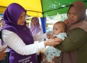 Ketua TP Posyandu Kabupaten Asahan Serahkan Bantuan Meja dan Kursi