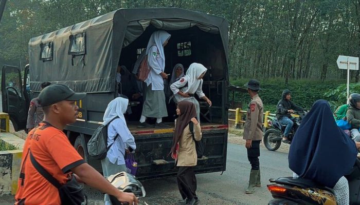 Brimob Sumut Antar Anak Desa Garoga ke Sekolah Pascabencana